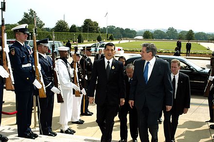 Заместитель министра обороны США Пол Вулфовиц (справа) и наследный принц Маха Вачиралонгкорн проходят мимо почетного караула 12 июня 2003 года.