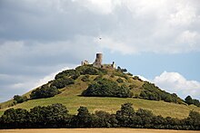 Der Desenberg, ein erloschener Vulkan, mit Burg Desenberg