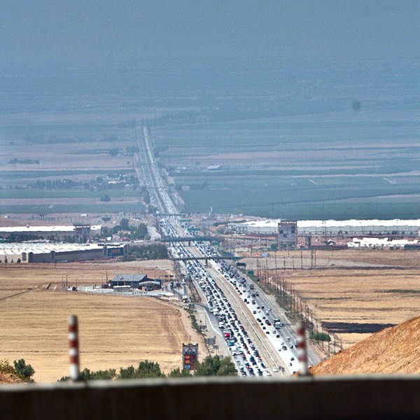 SR-99's southern terminus, and the Wheeler Ridge Interchange, viewed looking north from I-5 in the Tejon Pass.