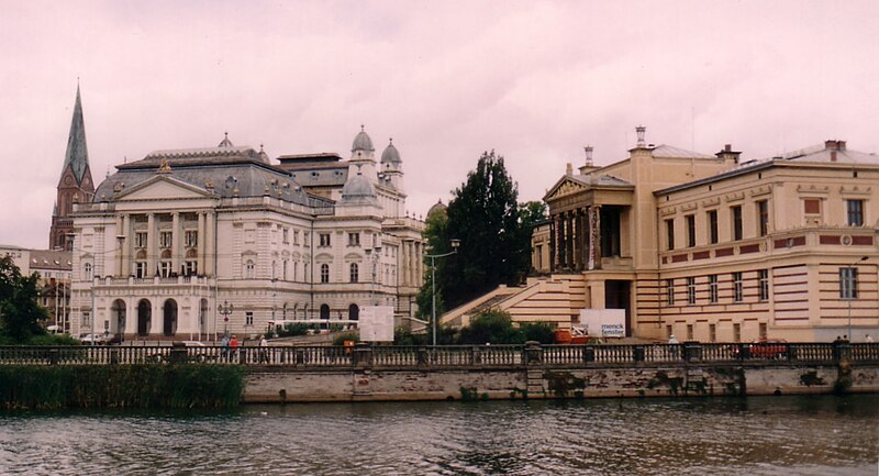 File:Dom, theater and Museum in Schwerin.jpg