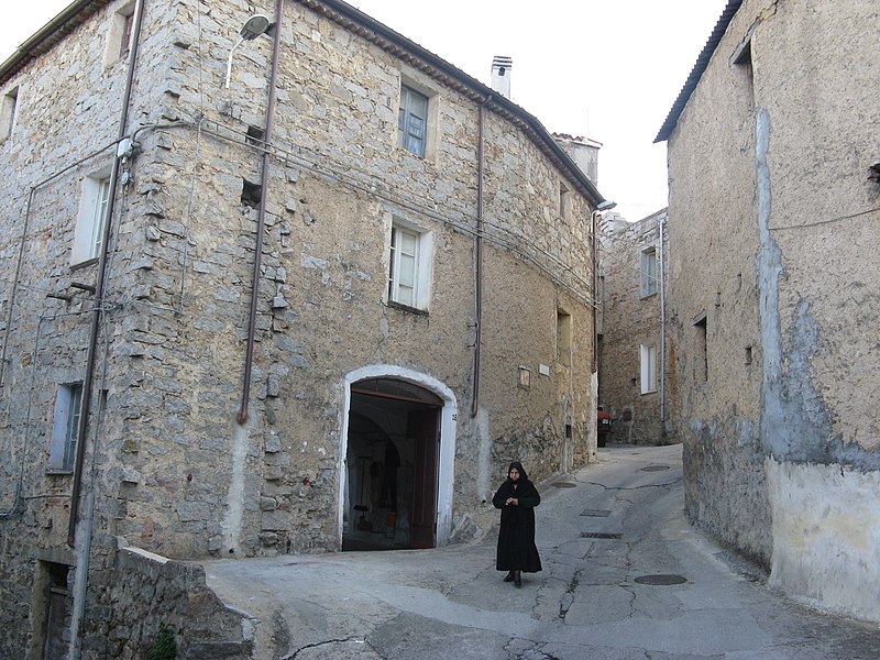 File:Donna in costume - panoramio.jpg