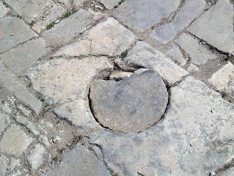 File:Dougga plaque egout.jpg