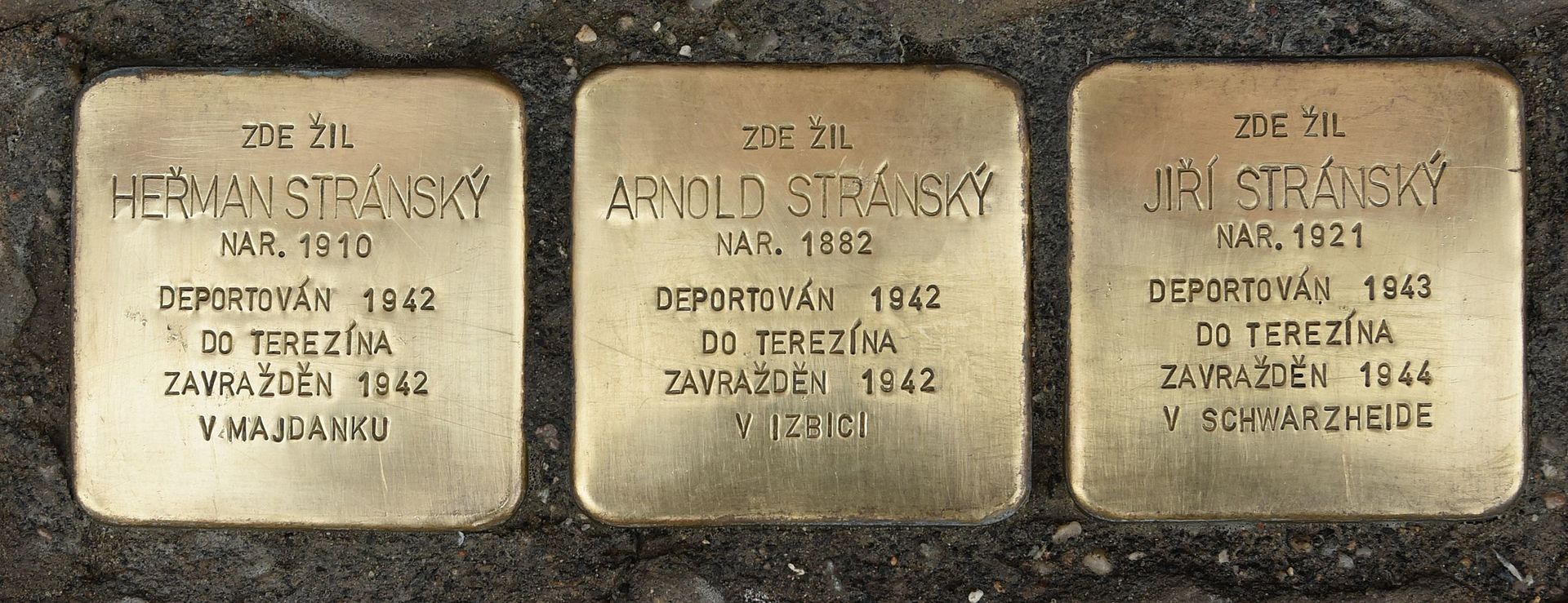 Drei Stolpersteine für Familie Stránský in Tišnov, Brněnská 9.jpg