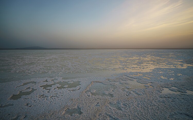 Закат на соляном озере Карум в Данакильской впадине