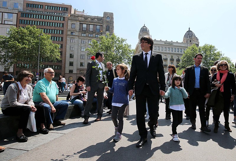 File:El president Puigdemont passejant per Barcelona amb les seves filles.jpg
