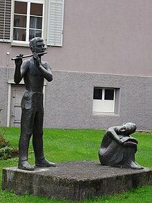 1965 Stehender Jüngling mit Flöte, lauschendes Mädchen von Ernst Heller (1894–1972) Bildhauer. Skulptur. Spital Uster