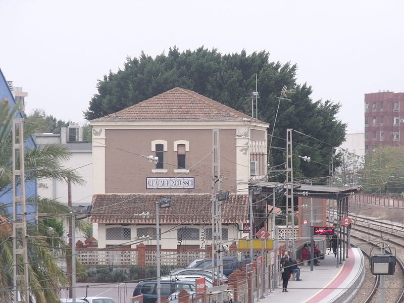 File:Estación de trenes de Alfafar-Benetuser.JPG