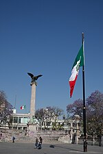 Thumbnail for File:Exedra y bandera de México en la plaza principal de Aguascalientes 08.jpg