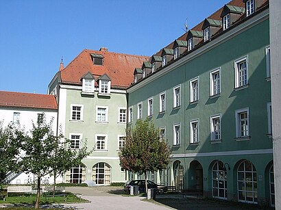 So kommt man zu Berufliche Oberschule Passau mit den Öffentlichen - Mehr zum Ort Hier