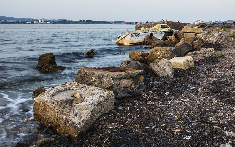 File:Failed boat, Sète cf01.jpg