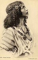 Femme du Sud, n° 296, J. Geiser, début du 20e siècle, carte postale, Montreuil, Musée de l'histoire vivante.jpg
