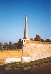 Bastion „König“ der Festung Küstrin mit dem von Lew Kerbel geschaffenen sowjetischen Ehrenmal, von der Oderbrücke aus fotografiert, Obelisk im November 2008 demontiert, Geschütz im April 2009 entfernt