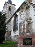 La petite stèle de brique avec plaque de marbre, derrière l'église[24].