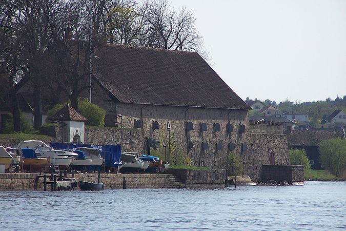 Fachada para o rio do centro histórico antigo de Fredrikstad (Gamlebyen)