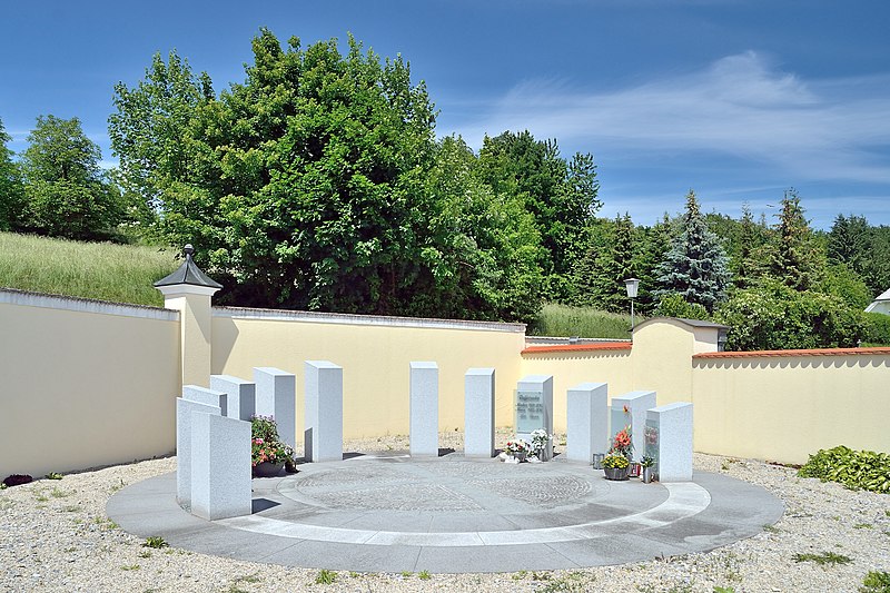 File:Friedhof Persenbeug 05.jpg