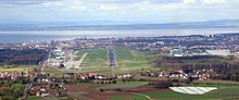 Vue aérienne de l'aéroport de Friedrichshafen, avec au fond le lac de Constance.