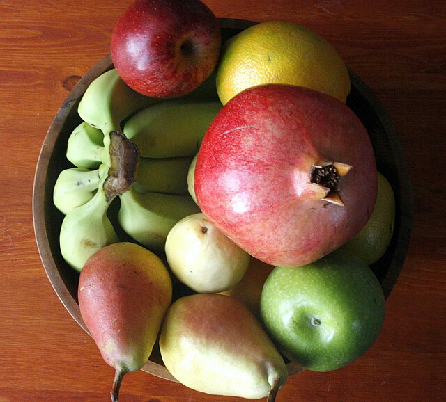 הפירות משמשים למאכל, בין אם בצורתם הטבעית או לאחר עיבוד. במטבח משמשים הפירות בעיקר להכנת קינוחים ושאר מזונות מתוקים. פירות משמשים גם לנוי.