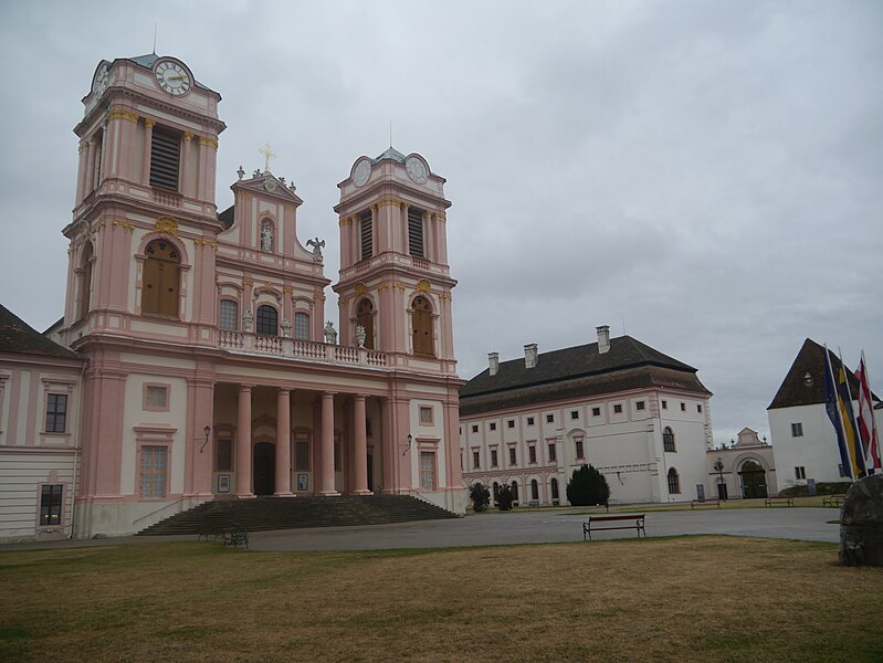 File:Furth Stift Göttweig Hof 5.JPG