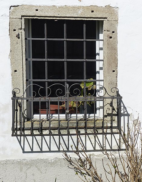 File:Götzendorf Schloss - Innenhof 8a Fenster 01.jpg