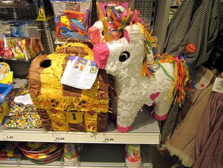 Die Piñatas sind bunt gestalt