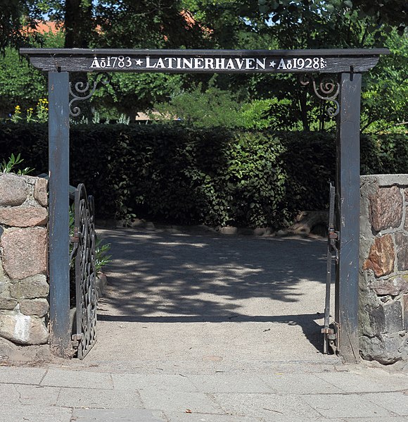 File:Gate Latinerhaven Viborg 2014-07-09.jpg