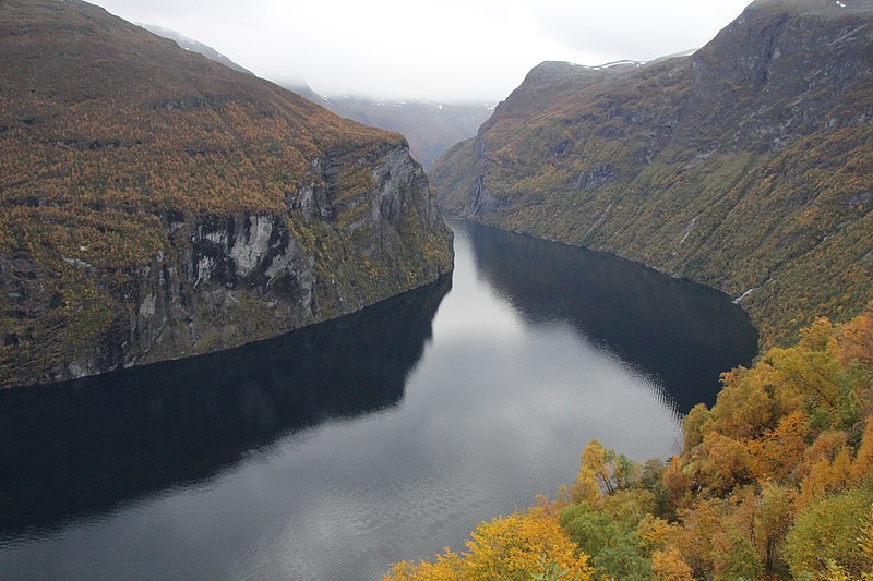 File:Gerangerfjord in september - panoramio.jpg