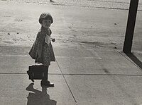 Pohybující se subjekt by měl mít prostor vpředu ve směru pohybu, foto: John Vachon, OWI, 1944