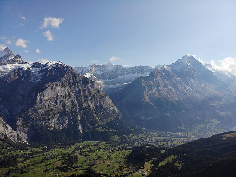 File:Grindelwald Town and the Alps.jpg