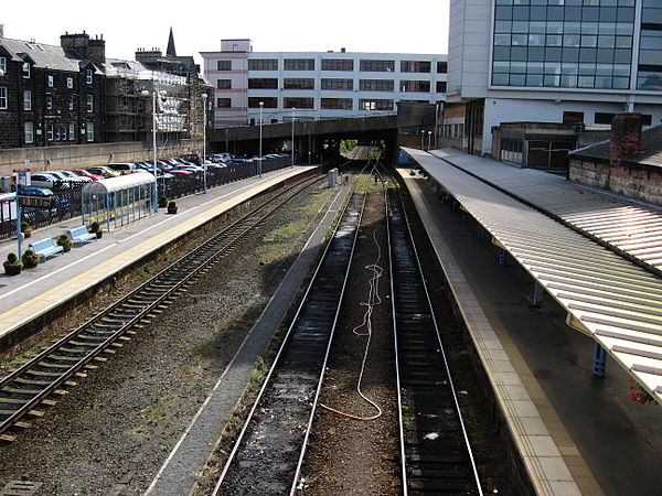 Harrogate station's platforms and tracks, seen from the pedestrian overbridge.