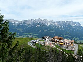 Pohled z vrcholu s restaurací a lyžařskými vleky.