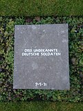 キャノック・チェースドイツ軍墓地（英語版）（イングランド）にある、第二次世界大戦で戦死した3人の氏名不詳のドイツ人兵士の墓。