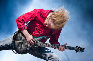 Alexander Dietz, guitariste du groupe Heaven Shall Burn. (définition réelle 2 650 × 1 763)