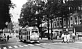 Opname van lijn 6 op de Herengracht, komend uit de richting van de Fluwelen Burgwal, ongeveer 1959.