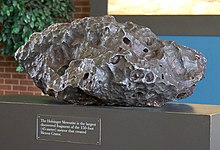 Sepotong meteorit sedang dipajang