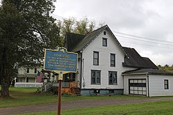 Дом и пътен знак в историческия квартал Berkshire Village.jpg