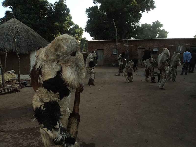 File:Hommes-lions à Moïssala.JPG