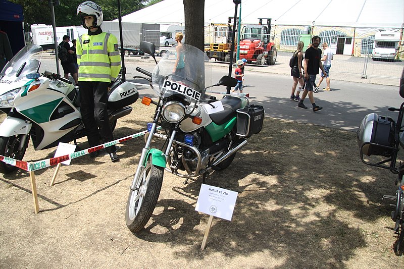 File:Honda CB 250 police motorcycle at Legendy 2018 in Prague.jpg