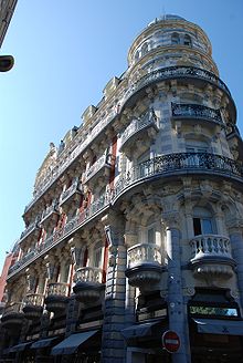 Le Grand Hôtel Moderne édifié en 1896 par Jean-Marie Soubirous, neveu de Bernadette et son épouse Benoîte ; avec façade baroque, salons intérieurs de style Art nouveau conçus par Louis Majorelle. Un seul hôtel monumental à Lourdes et classé 4 étoiles depuis 2012.