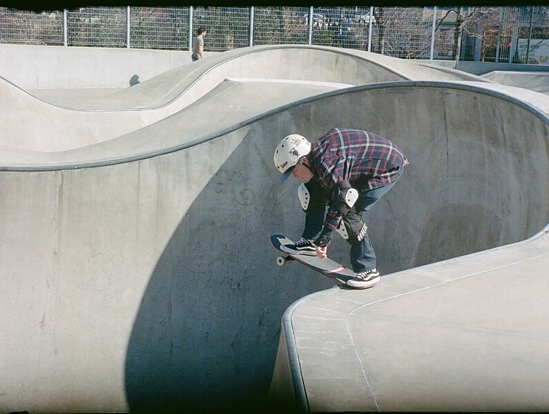 File:Ian Clarke dropping in Pier 62 NYC.jpg