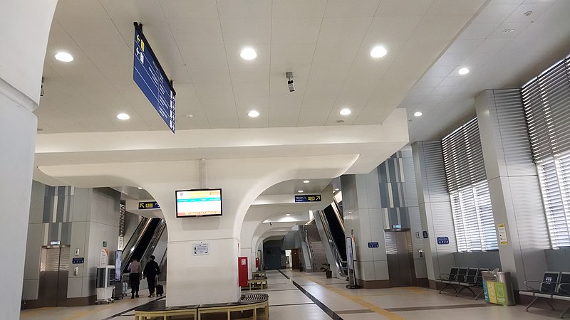 File:Inside Cinde LRT Station.jpg