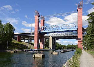 Kanalen under Järnvägsbron, E4-bron och Saltsjöbron.