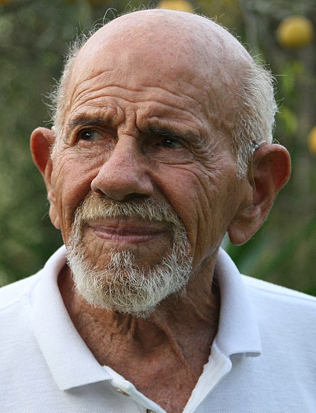 File:Jacque Fresco and lemon tree (cropped).jpg