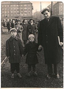 Ivan Štern s otcem a mladším bratrem Janem cestou na Matějskou pouť v Dejvicích (1957)