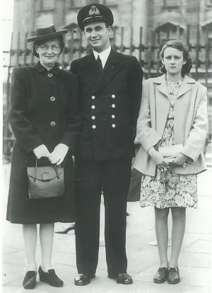 File:John Smith outside Buckingham Palace with his mother and sister.webp