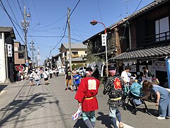 望洲楼付近の商店街。祭りの期間、車両通行止めとなる。