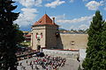 Kežmarský hrad počas kultúrneho podujatia a Vysoké Tatry v pozadí