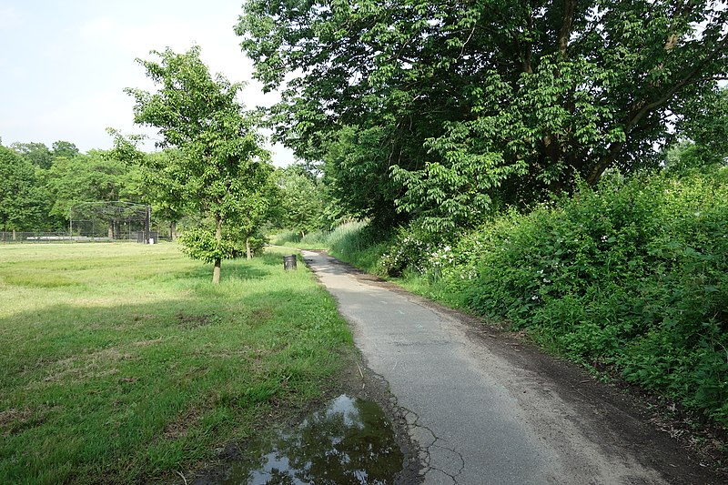 File:Kissena Park td 27 - Brooklyn-Queens Greenway.jpg