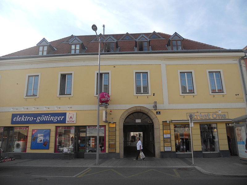 File:Klosterneuburg Stadtplatz4.JPG