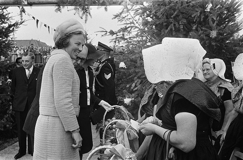 File:Koninklijk bezoek naar Zeeland. Links prinses Beatrix met Zeeuwse in klederdrach, Bestanddeelnr 920-7031.jpg