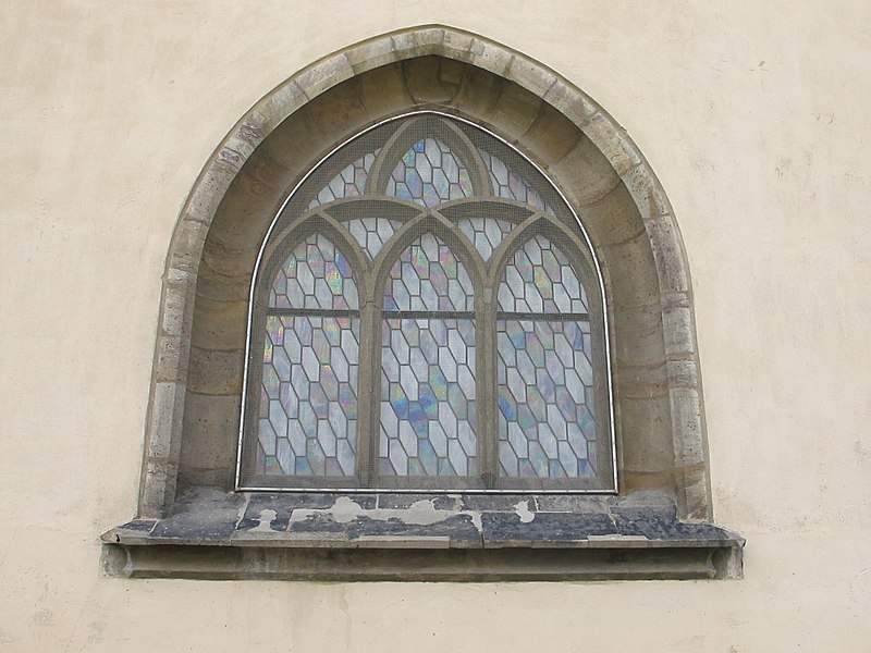 File:Kostel Nanebevzetí MP Most - okna východní fasády 02.jpg